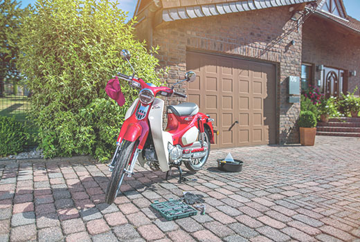 Bild eines gesäuberten Außenbereiches mit Motorrad